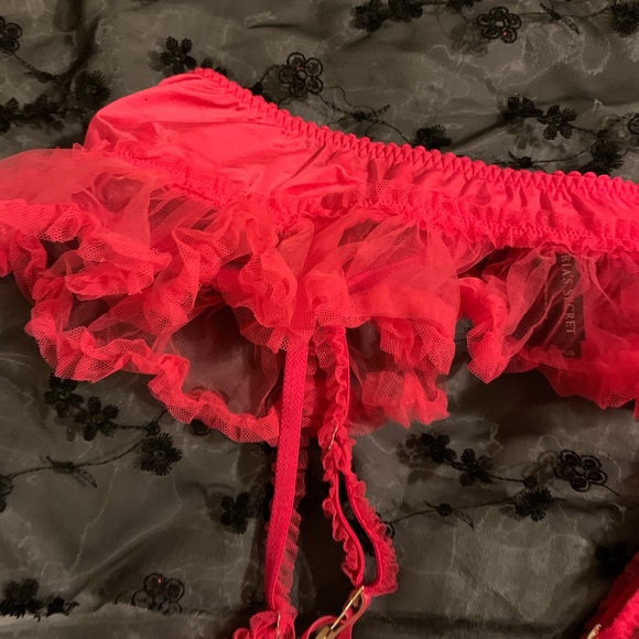 Victoria’s Secret flirty garter belt FINAL - Picture 3 of 5